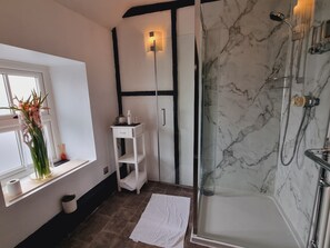 Tweepersoonskamer (Four Poster Bed, Room 6) | Badkamer | Een douche, een haardroger, handdoeken