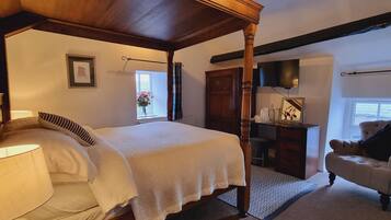 Double Room (Four Poster Bed, Room 6) | Individually decorated, individually furnished, desk, laptop workspace
