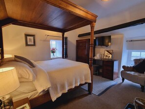 Individually decorated, individually furnished, desk, laptop workspace - Lane Head Farm Country Guest House (Penrith)