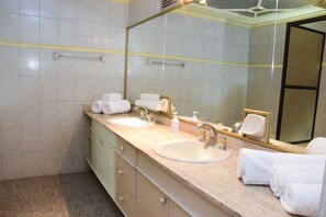 Apartment, 2 Bedrooms | Bathroom | Shower, hair dryer - HB 6 de Agosto (La Paz)