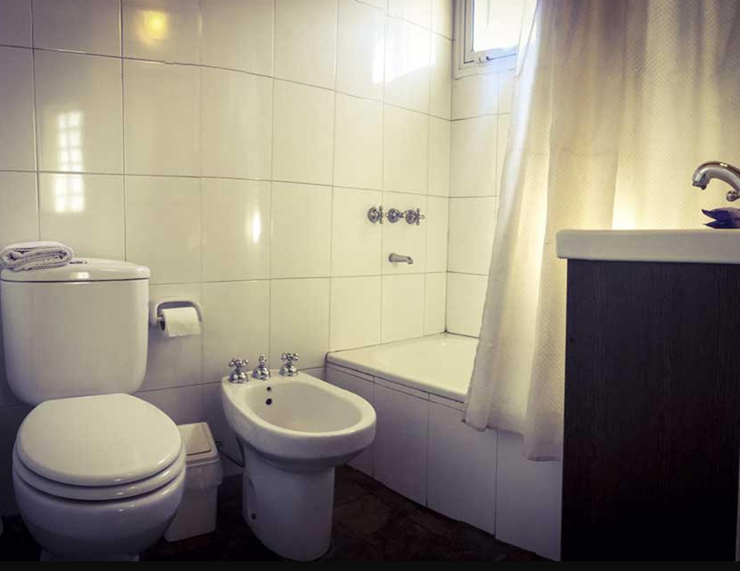 Ein Badezimmer mit Toilette, Bidet und Badewanne.