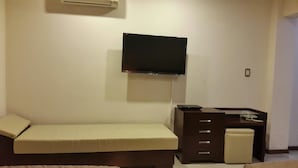 Desk, free WiFi, bed sheets - HB Equipetrol (Santa Cruz)