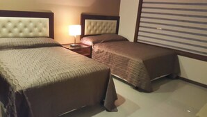 Desk, free WiFi, bed sheets - HB Equipetrol (Santa Cruz)