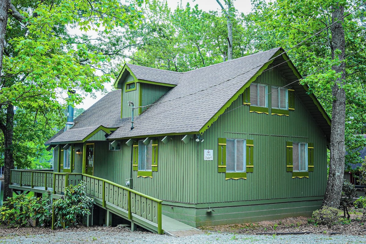 Family Chalet, 3 Bedrooms, Pets Allowed, Lake View (C7) | In-room dining