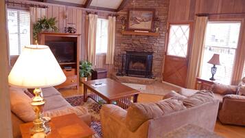 Chalet familiar, 3 habitaciones (C90) | Sala de estar | Televisión de pantalla plana, chimenea y tenis de mesa