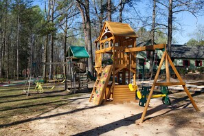 Children's play area - outdoor - Pine Mountain Club Chalets Resort (Pine Mountain)