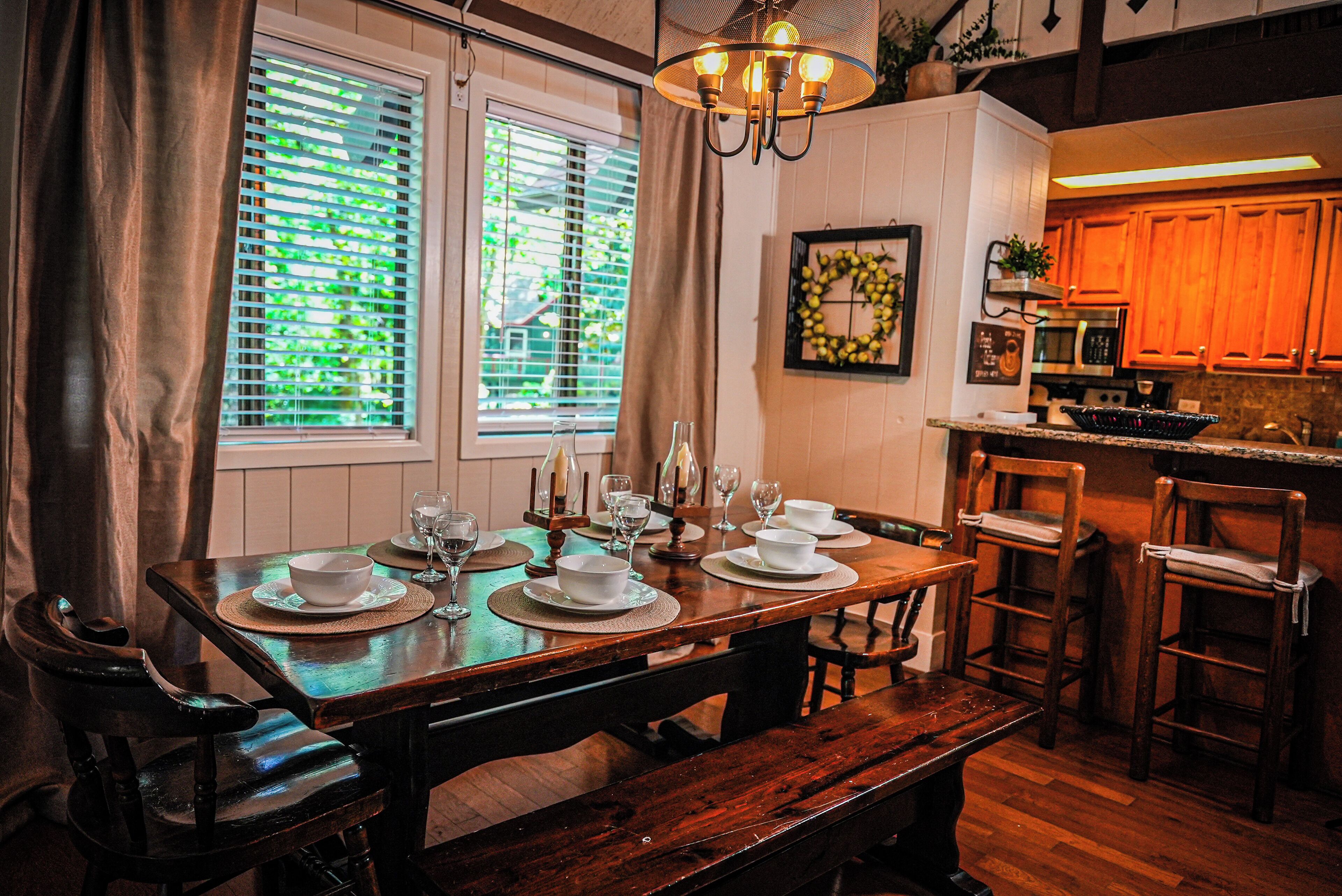 Familie-alpehytte, 4 soverom, kjæledyr tillatt | Spiseområde på rommet