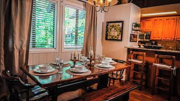 Familie-alpehytte, 4 soverom, kjæledyr tillatt | Spiseområde på rommet