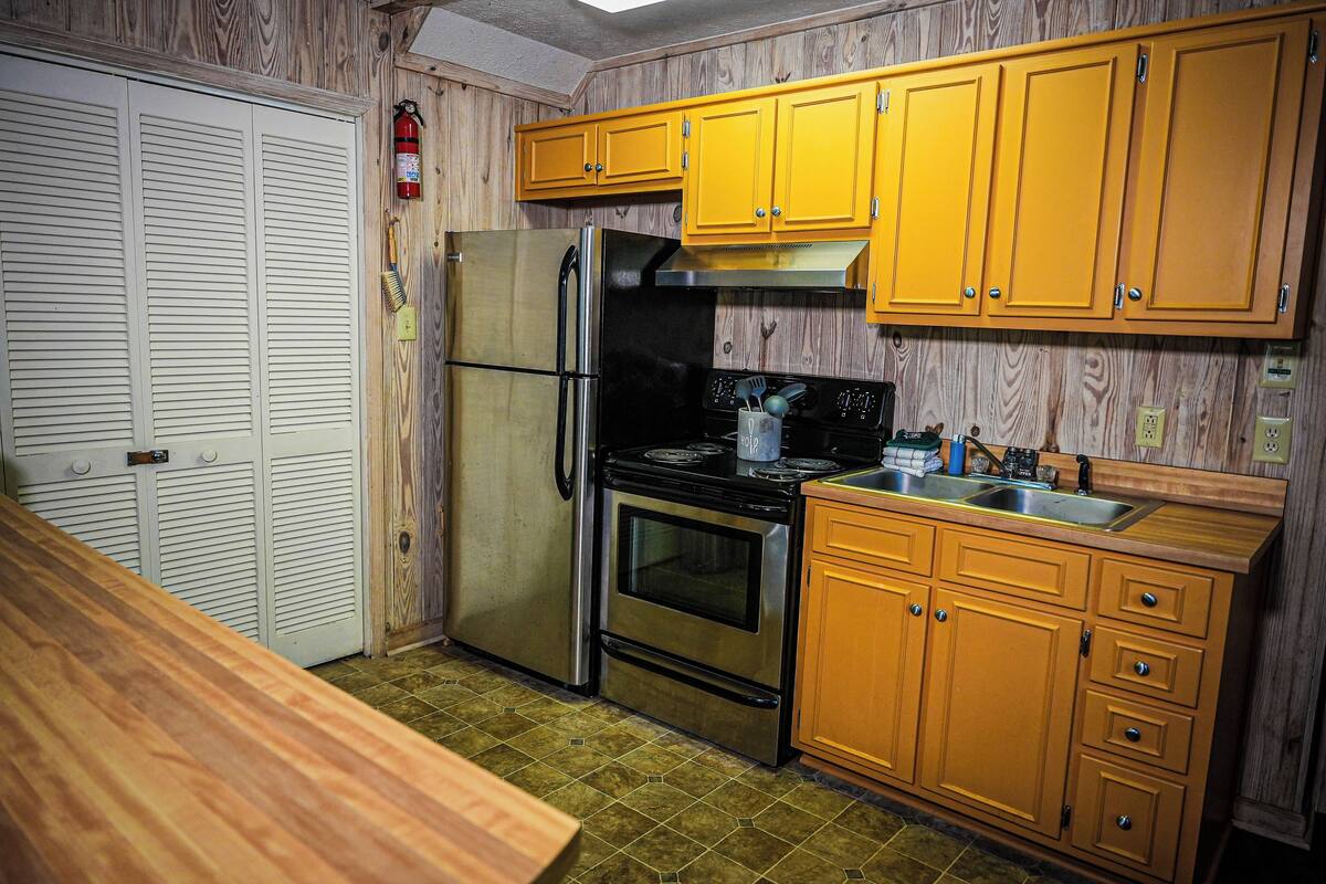 Standard Chalet | Private kitchen | Full-size fridge, microwave, oven, stovetop