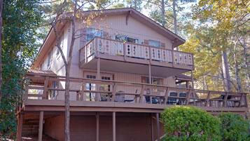 Chalet Keluarga, 4 kamar tidur (C75) | Kamar mandi | Kombinasi shower/bathtub, bathtub besar, dan handuk