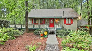 Family Chalet, 3 Bedrooms | Individually decorated, individually furnished, iron/ironing board