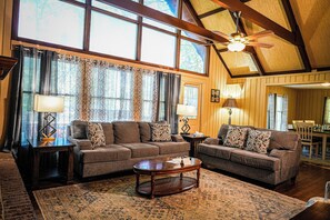 Standard Chalet | Ruang tamu | TV skrin rata, pendiangan, meja ping pong 