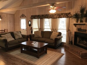 家庭木屋, 3 間臥室 (C28) | 起居區 | 平面電視、壁爐、乒乓球