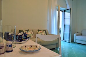 Familiekamer, 1 twee- of 2 eenpersoonsbedden, 1 slaapkamer, en-suite badkamer, uitzicht op stad | Individueel gedecoreerd, individueel gemeubileerd, een bureau