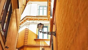 A narrow stairway leading to a blue door with a small balcony above. - La Corte Dei Naviganti B&B - Amalfi Coast - Cetara (Cetara)