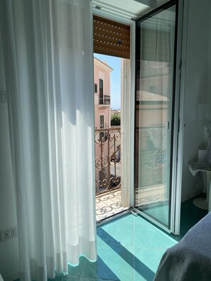 Family Double or Twin Room, 1 Bedroom, Ensuite, City View | Individually decorated, individually furnished, desk, blackout drapes - La Corte Dei Naviganti B&B - Amalfi Coast - Cetara (Cetara)