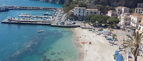 Una spiaggia nelle vicinanze