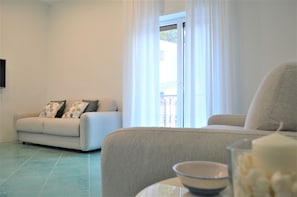 Habitación familiar con 1 cama matrimonial o 2 individuales, 1 habitación, baño en la habitación | Decoración personalizada, muebles diferentes y escritorio 