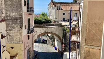 ファミリー ダブルまたはツインルーム 1 ベッドルーム エンスイート シティビュー | バルコニーからの眺望