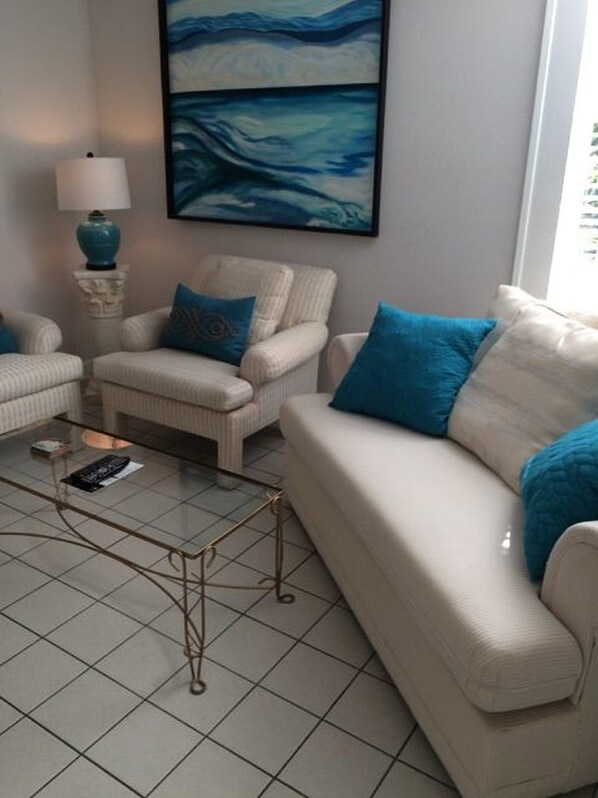 Bungalow, Poolside | Living room