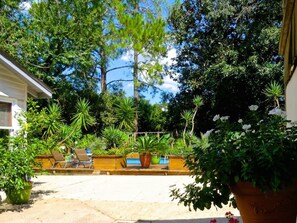Outdoor pool - Midtown Guest Quarters (Tallahassee)