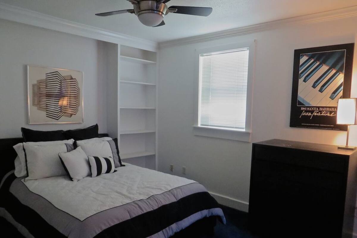 House, Poolside | WiFi (free), bed sheets