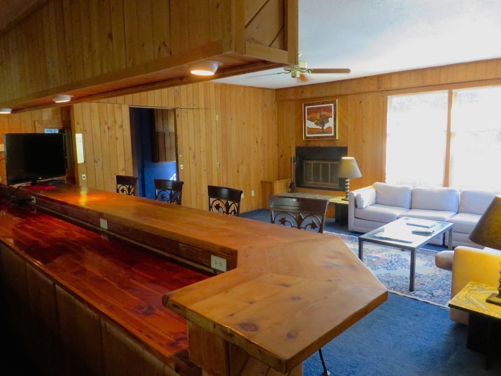 House, Poolside | Living room | Flat-screen TV