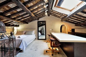 Ferienhaus, Mehrere Betten, Stadtblick (Vicolo del Cinque Terrace Apartment) | 3 Schlafzimmer, individuell dekoriert, individuell eingerichtet