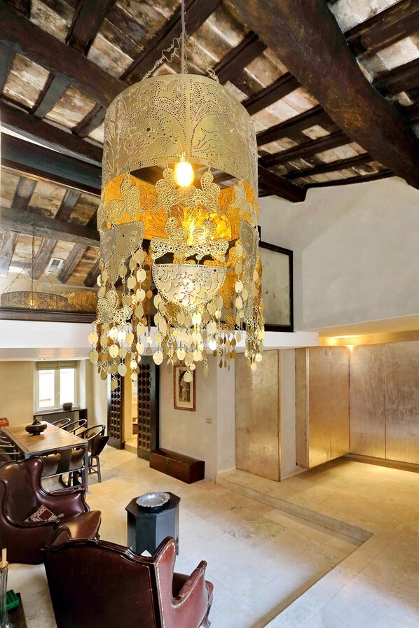 Fernseher, Kamin, DVD-Player