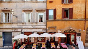 Outdoor dining - Vicolo del Cinque Terrace Apartment (Rome)