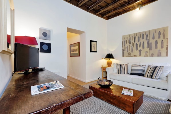 Living area - Trevi Elegant Apartment (Rome)