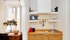 House, Multiple Beds, City View (Trevi Elegant Apartment) | Private kitchenette | Coffee/tea maker, full-sized fridge, stovetop, electric kettle - Trevi Elegant Apartment (Rome)
