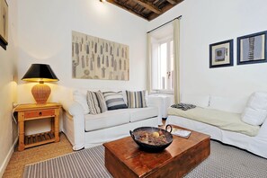 Casa, várias camas, vista para a cidade (Trevi Elegant Apartment) | Área de estar | TV de tela plana