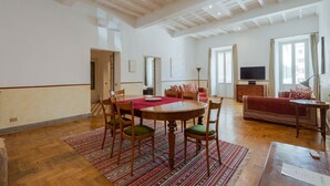 Appartement, plusieurs lits, vue ville (Farnese Stylish Apartment) | Restauration dans la chambre