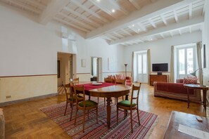 Lägenhet - flera sängar - utsikt mot staden (Farnese Stylish Apartment) | Matservice på rummet