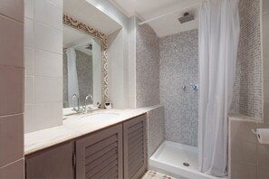 公寓, 多张床, 城市景观 (Farnese Stylish Apartment) | 浴室 | 独立的浴缸和淋浴、吹风机、坐浴桶、毛巾