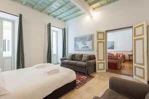 Lägenhet - flera sängar - utsikt mot staden (Farnese Stylish Apartment) | 2 sovrum, strykjärn/strykbräda och sängkläder