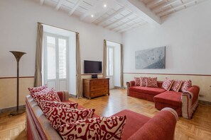 公寓, 多张床, 城市景观 (Farnese Stylish Apartment) | 起居区 | 电视