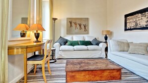 Appartamento (1 Bedroom) | Area soggiorno | TV