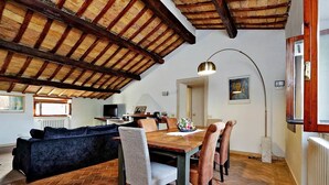 Hus, flere senger, byutsikt (Piazza Mattei Elegant Apartment) | Spiseområde på rommet