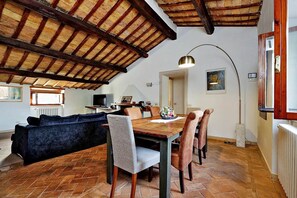 House, Multiple Beds, City View (Piazza Mattei Elegant Apartment) | In-room dining - Piazza Mattei Elegant Apartment (Rome)