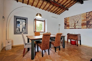 House, Multiple Beds, City View (Piazza Mattei Elegant Apartment) | In-room dining - Piazza Mattei Elegant Apartment (Rome)