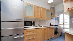 Cafetera/tetera, refrigerador, microondas, placa de cocina