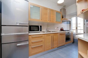 Ferienhaus, Mehrere Betten, Blick auf den Innenhof (Farnese Elegant Apartment) | Eigene Küche | Kühlschrank, Mikrowelle, Herdplatte, Geschirrspüler