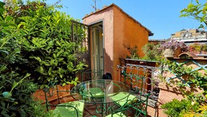 Outdoor dining - Trevi Lovely Terrace Apartment (Rome)