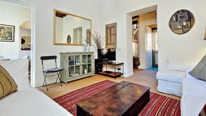 1 bedroom, desk, individually decorated, individually furnished - Trevi Lovely Terrace Apartment (Rome)