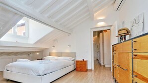 House, 1 King Bed, City View (Pantheon Charming Attic)