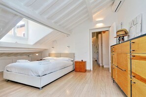 Maison, 1 très grand lit, vue ville (Pantheon Charming Attic) | 1 chambre, fer et planche à repasser, Wi-Fi gratuit, draps fournis