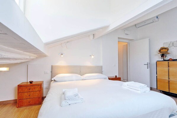 House, 1 King Bed, City View (Pantheon Charming Attic) | 1 bedroom, iron/ironing board, free WiFi, bed sheets - Pantheon Charming Attic (Rome)