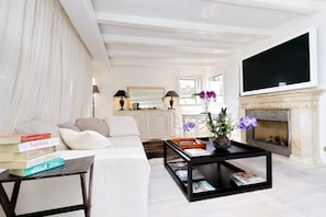 Casa, vista città (Arancio Terrace Loft) | Area soggiorno | TV